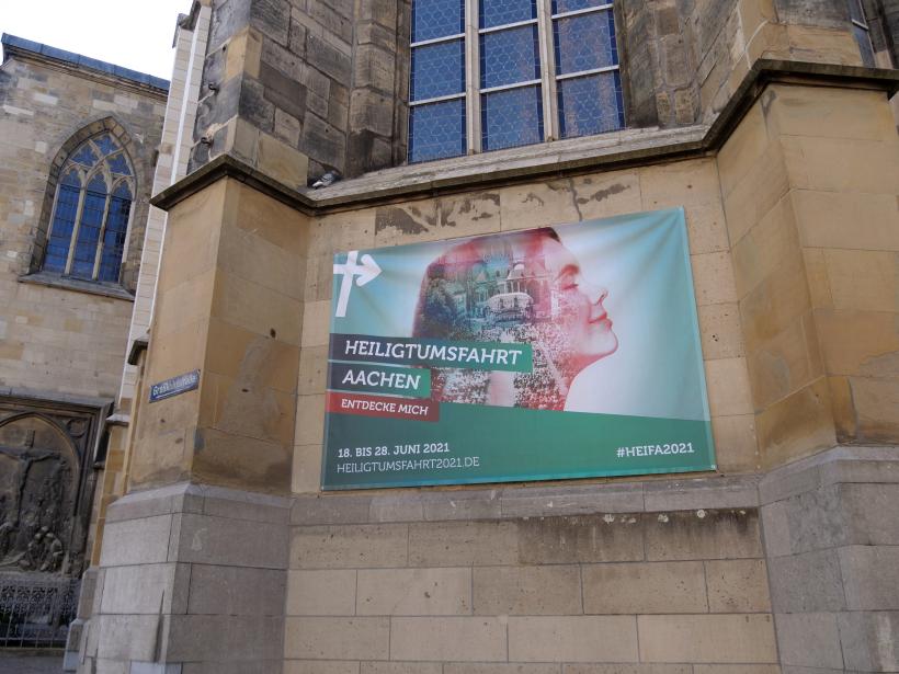 Auch an der Citykirche in der Großkölnstraße lädt ein großes Transparent zur Heiligtumsfahrt 2021 ein.