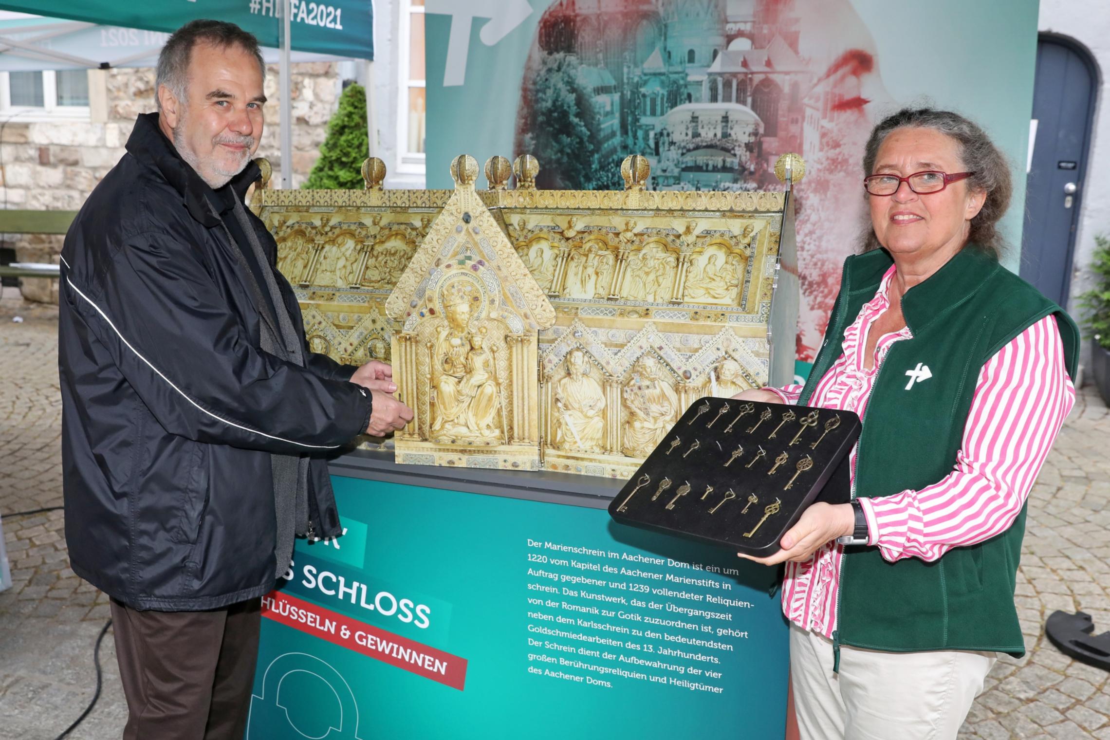 Knack´das Schloss: Dompropst und Wallfahrtsleiter Rolf-Peter Cremer versucht sein Glück. Welcher Schlüssel passt wohl auf das Schloss des nachgebauten Marienschreins. Die ehrenamtliche Begleiterin Waltraud Horn-Frey gibt Tipps.