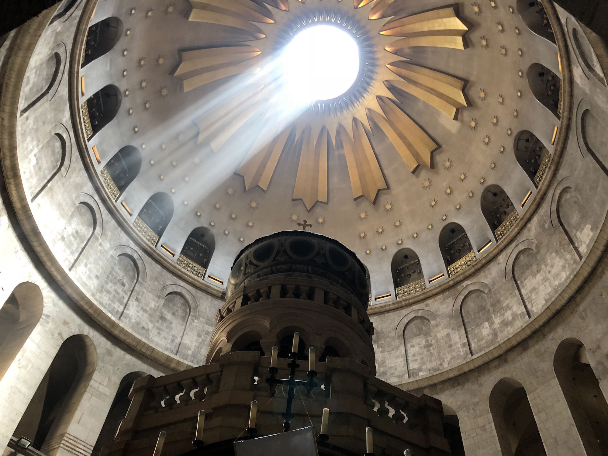 Blick in die Kuppel der Grabeskirche in Jerusalem: Dort wird das Grab Jesu als Ort der Auferstehung verehrt.