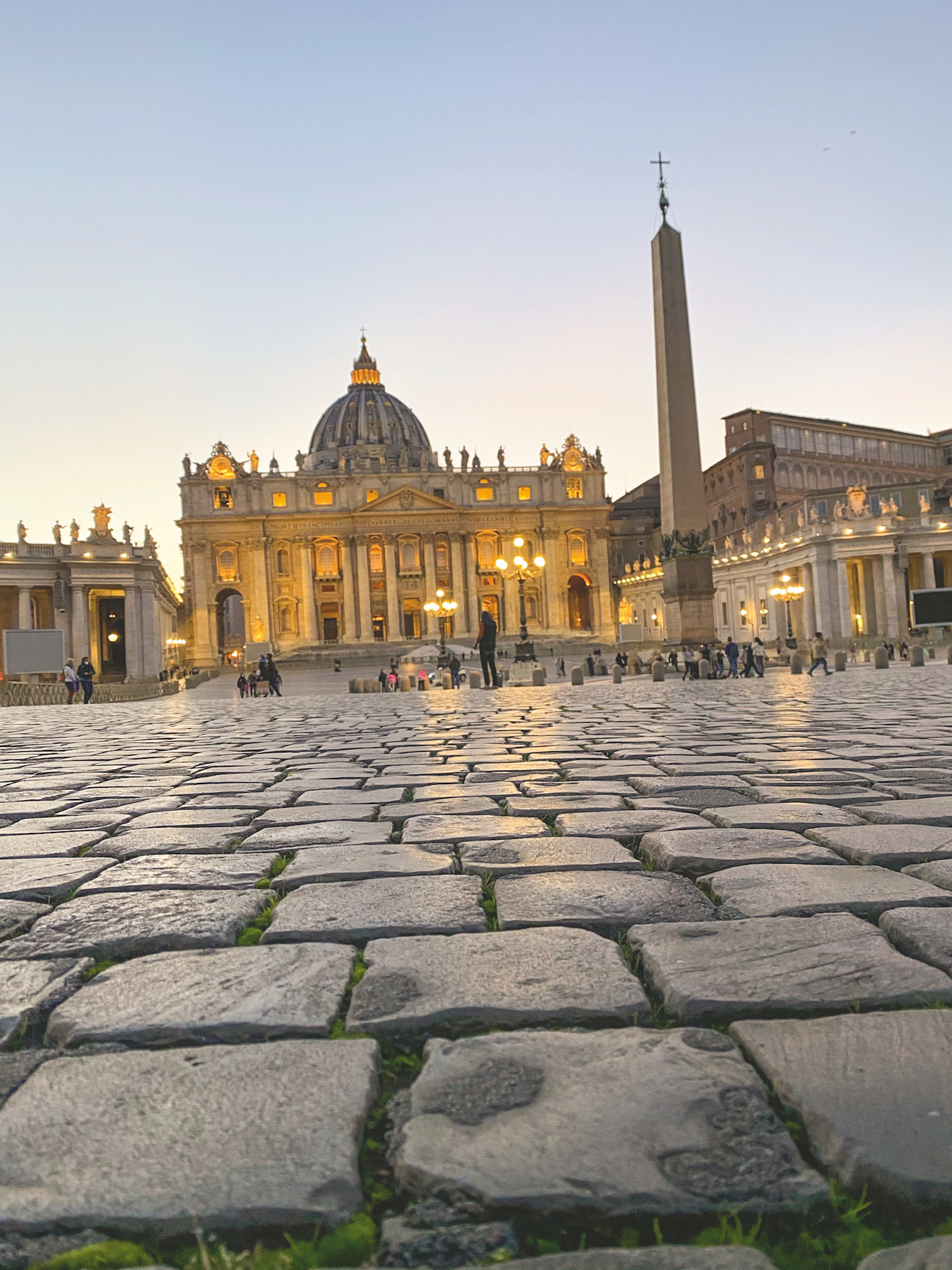 Alle Wege führen nach Rom – und zum Petersdom, dem Sitz des Bischofs der Ewigen Stadt, Papst Franziskus.