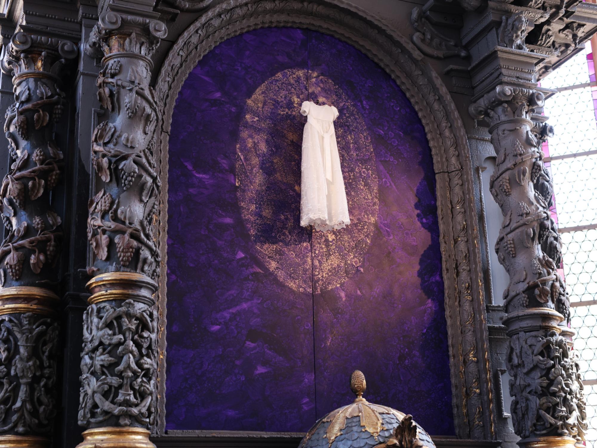 Uwe Appolds erstes Bild, das nun enthüllt wurde, widmet sich dem Thema der Taufe. Zum Glaubensweg gehört die Vorbereitung und das Fest, symbolisiert mit den Farben Violett und Gold. (c) Domkapitel Aachen - Andreas Steindl