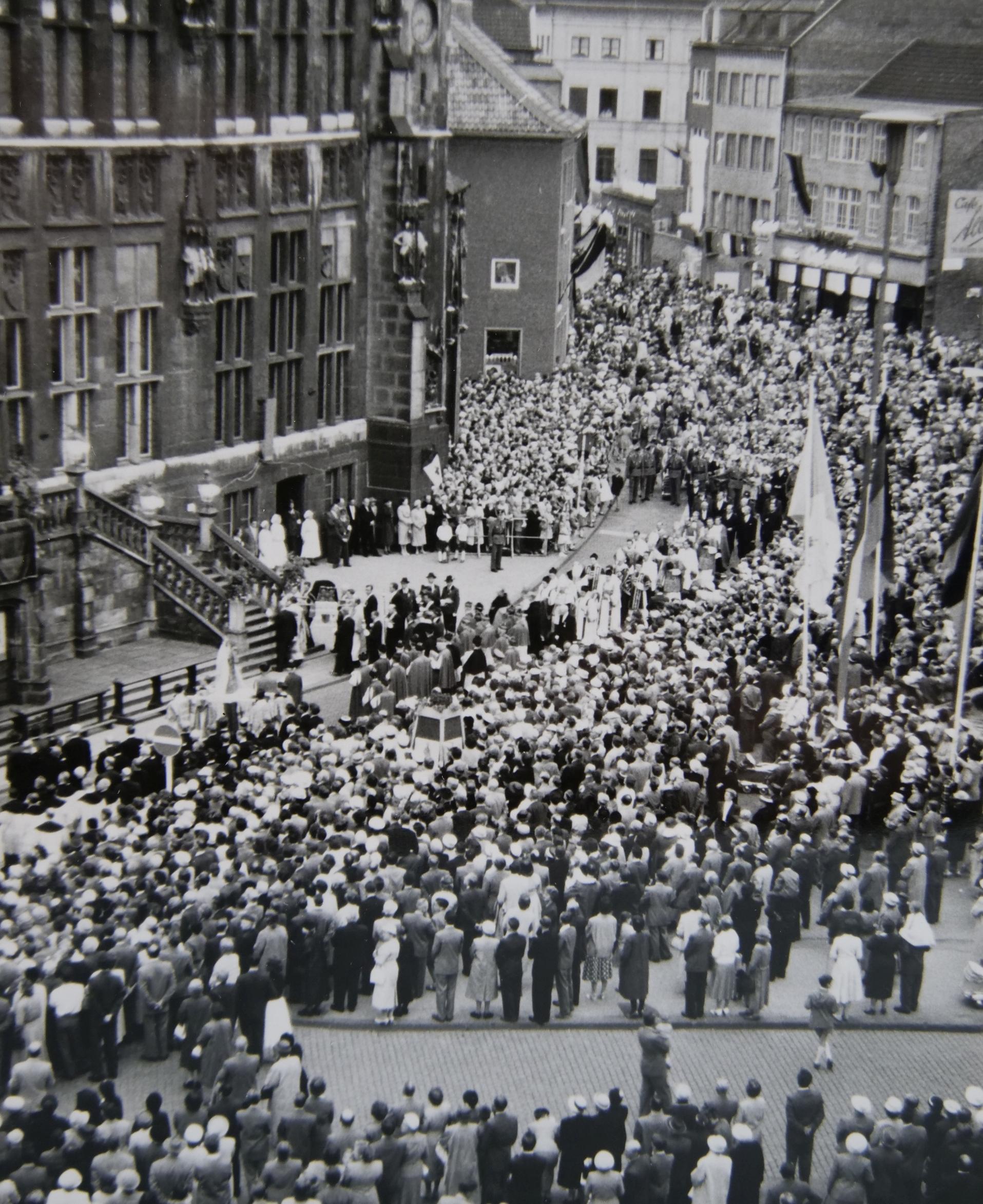 Historische Aufnahme einer Prozession während der Heiligtumsfahrt Aachen im Jahr 1954