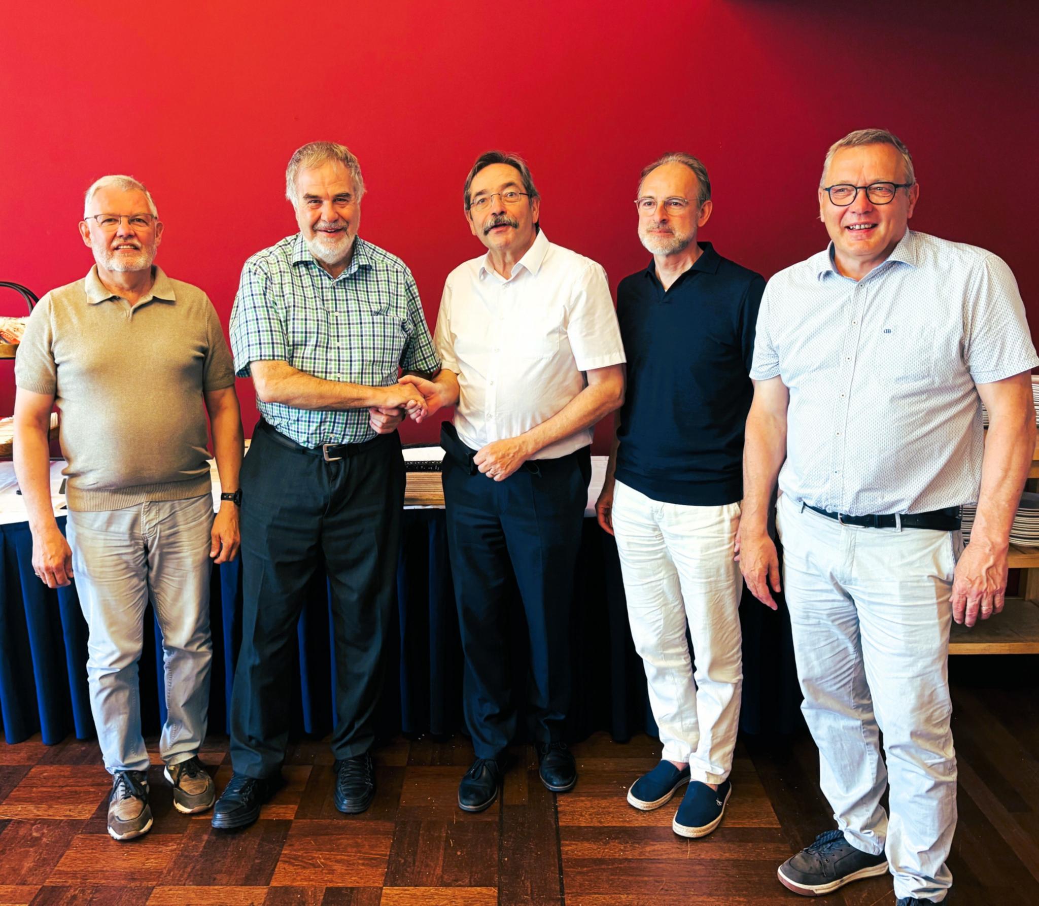 Dompropst Rolf-Peter Cremer (links) übernimmt den Vorsitz des Euregiocomités von Theo Bovens (rechts)