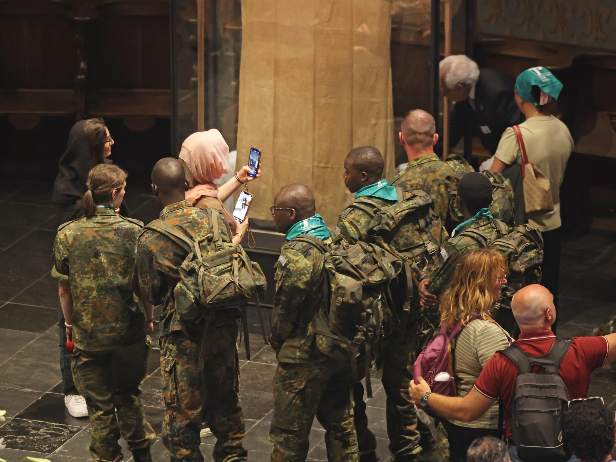 Heiligtumsfahrt 2023: Gottesdienst mit Soldatinnen und Soldaten, Bischof Franz-Josef Overbeck, und Verehrung im Dom