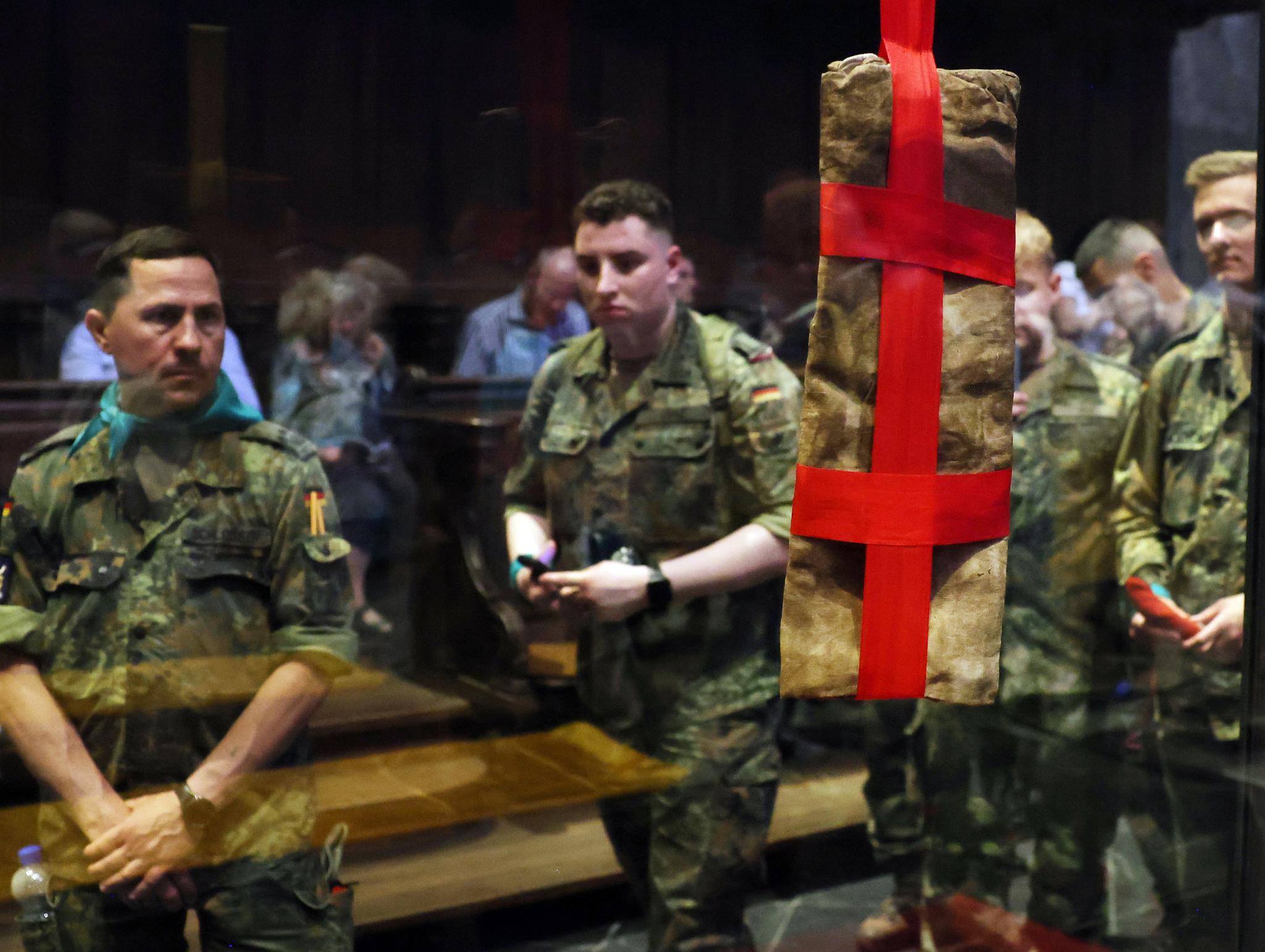 Heiligtumsfahrt 2023: Gottesdienst mit Soldatinnen und Soldaten, Bischof Franz-Josef Overbeck, und Verehrung im Dom
