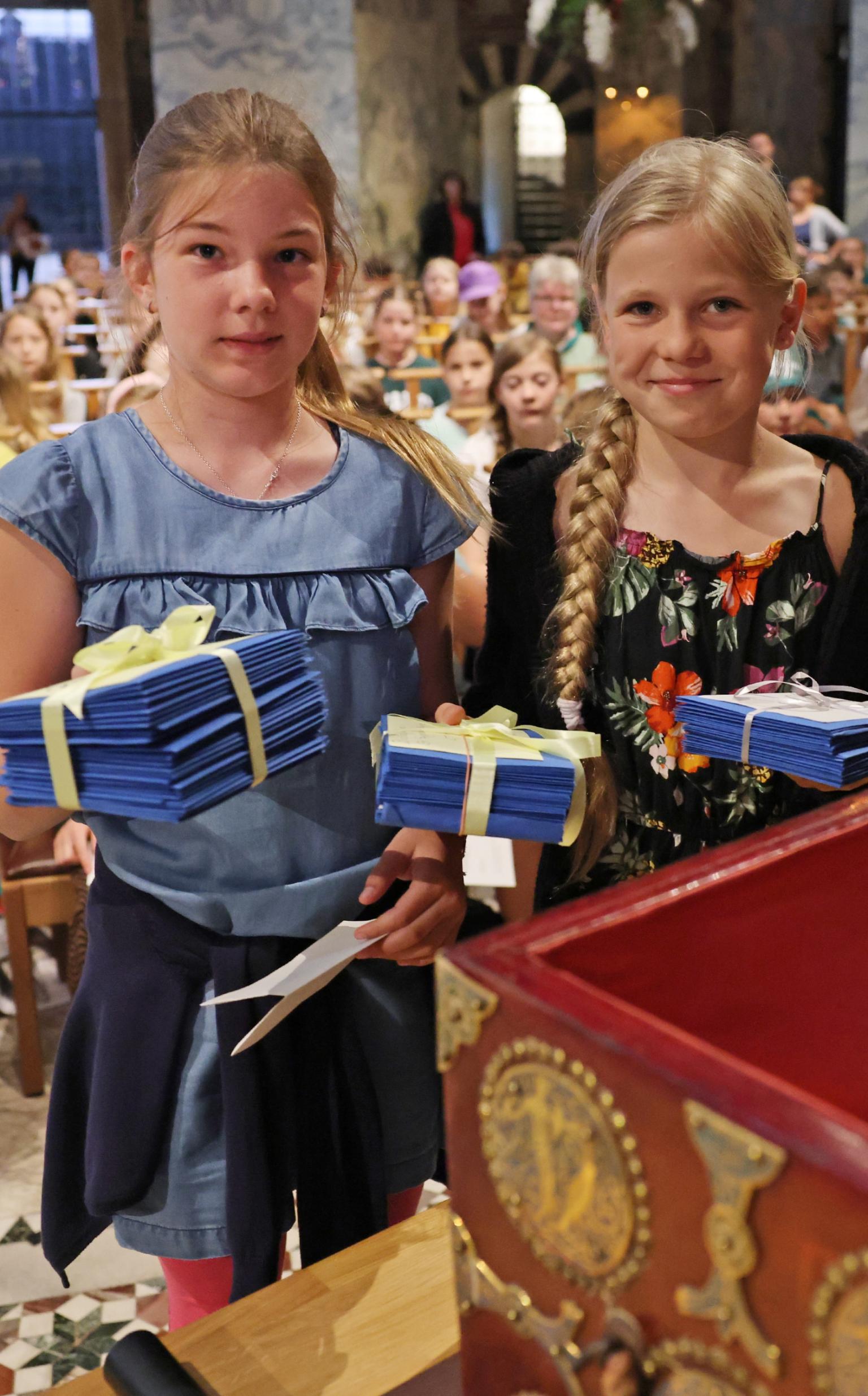 Heiligtumsfahrt 2023: Kinder der Bischöflichen Schulen und die Schatztruhe