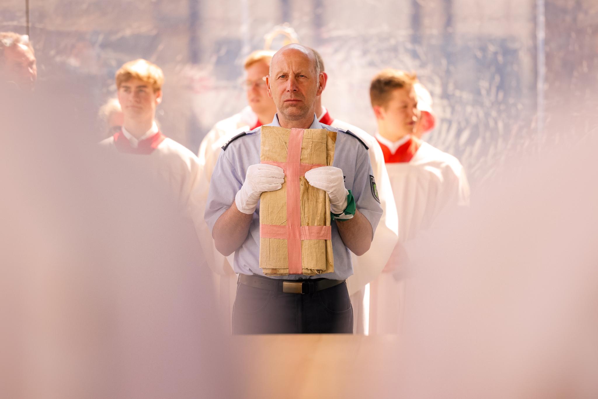 Der Justizvollzugsamtsinspektor Dieter Maus trug während des Pilgergottesdienstes das Heiligtum auf die Altarbühne.