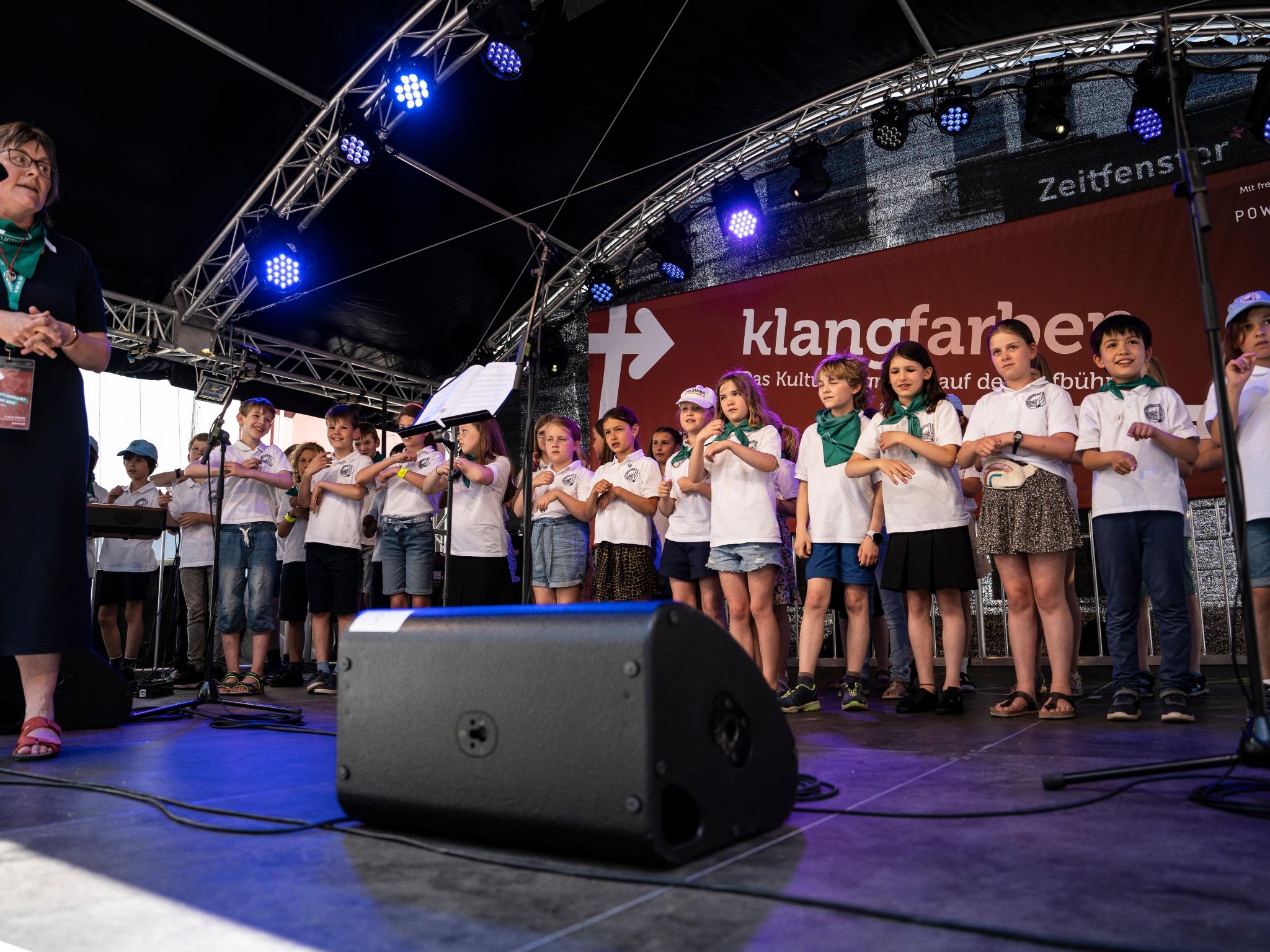 Heiligtumsfahrt Aachen: Schulchor der Domsingschule, Hofbühne