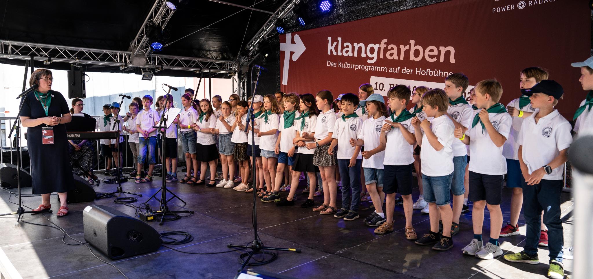 Heiligtumsfahrt Aachen: Schulchor der Domsingschule, Hofbühne