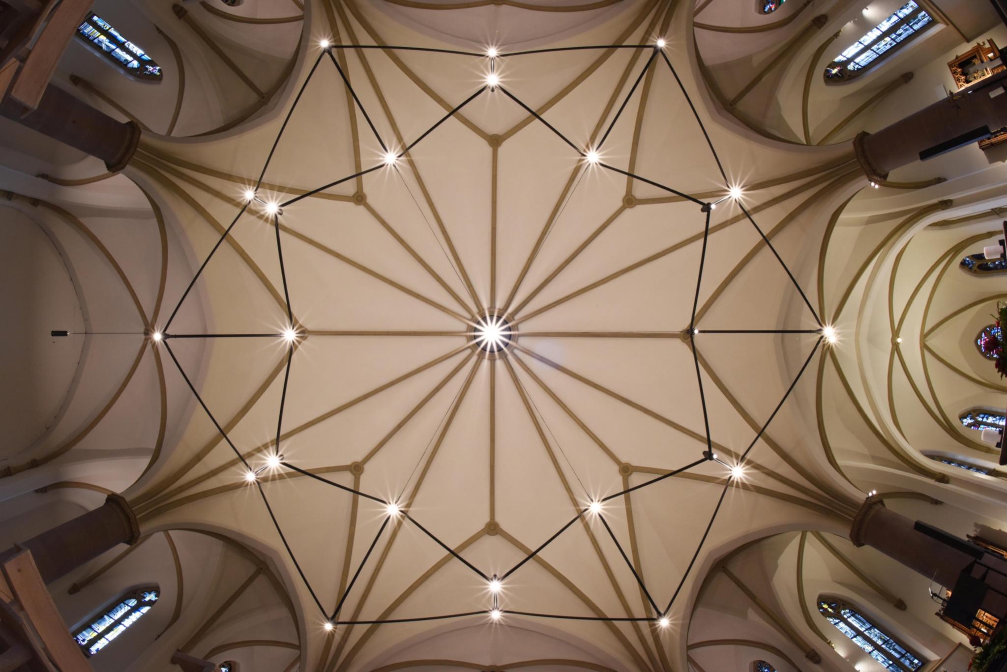 Gewölbe der Kirche St. Mariä Empfängnis Venn (Mönchengladbach) mit neuem Leuchter zur neuen Wahrnehmung