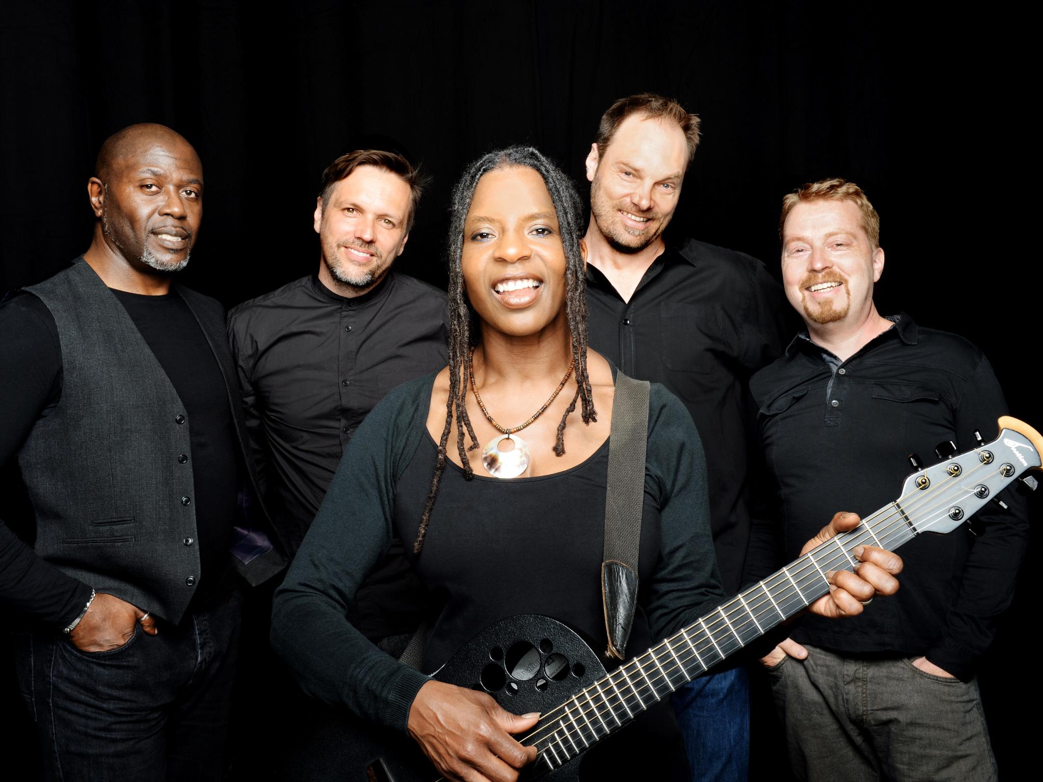 Künstler Kulturprogramm Entdeckerbühne Katschhof Heiligtumsfahrt 2023: Mittwoch, 14. Juni, ab 20 Uhr
Weltmusikabend mit Judy Bailey
Judy Bailey singt. Und sie strahlt. Und oft tut sie beides gleichzeitig. Eine schönere Kombination kann man sich für den Weltmusikabend nicht vorstellen!