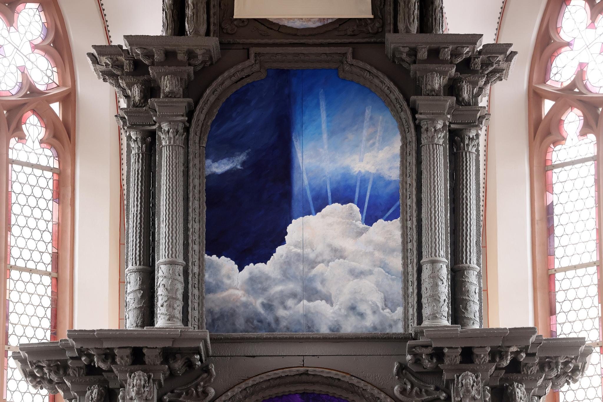 In genau einem Jahr am 9. Juni 2023 findet die Erhebungsfeier im Aachener Dom statt. Mit ihr startet die Heiligtumsfahrt Aachen. Eine Enthüllung gibt es schon jetzt: das zweite von drei Bildern im Hochaltar der Citykirche. „Allgegenwart“ – so lautet der Titel, denn: Das Leben ist symbolisch geprägt von Licht und Dunkel. Im alten Motiv des Lichtes für Gott verdrängt er die Dunkelheit und schenkt Kraft zum Leben. „Allgegenwart“ ist das zweite Werk des Künstlers Uwe Appold, der unter dem Titel „Lebenskleider“ zur 
Heiligtumsfahrt 2023 den Hochaltar in der Citykirche neu gestaltet hat.
