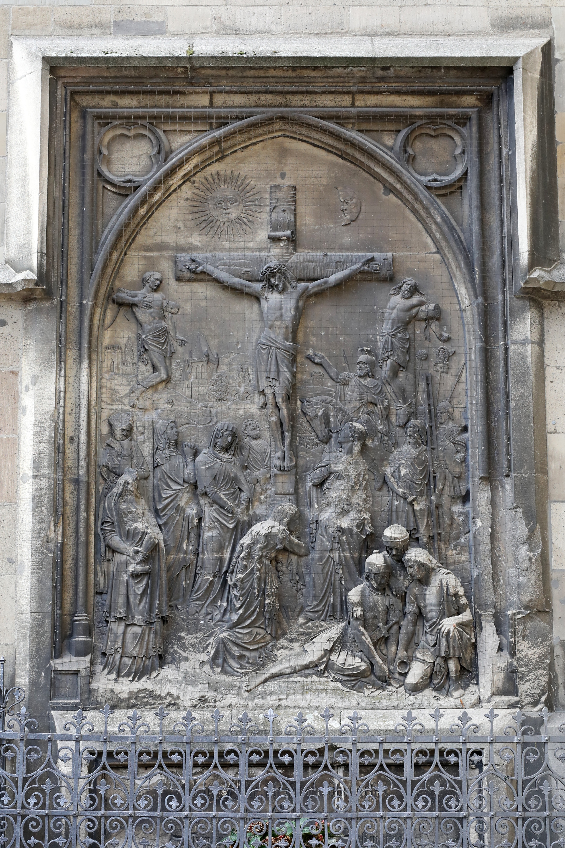Kreuzrelief an der Citykirche St. Nikolaus