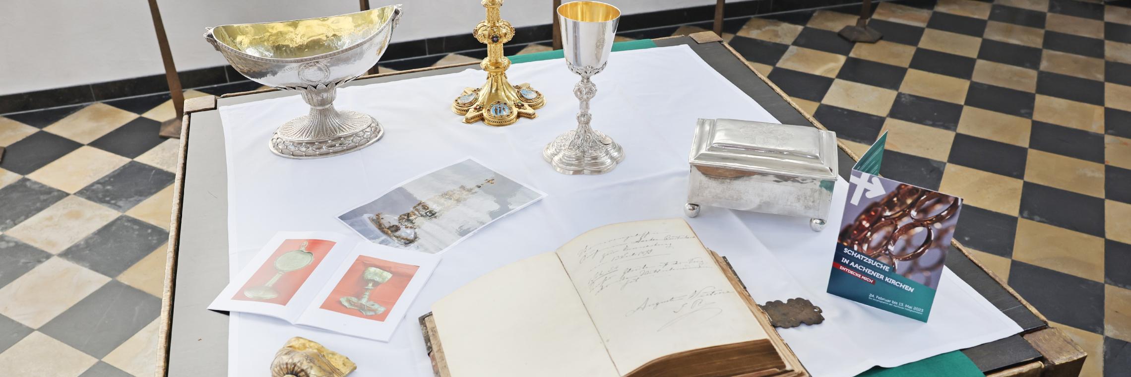 Entdecke mich – Schatzsuche in Aachener Kirchen Bis zur Heiligtumsfahrt laden elf Gemeinden dazu ein, ihre materiellen und immateriellen Reichtümer zu erkunden.