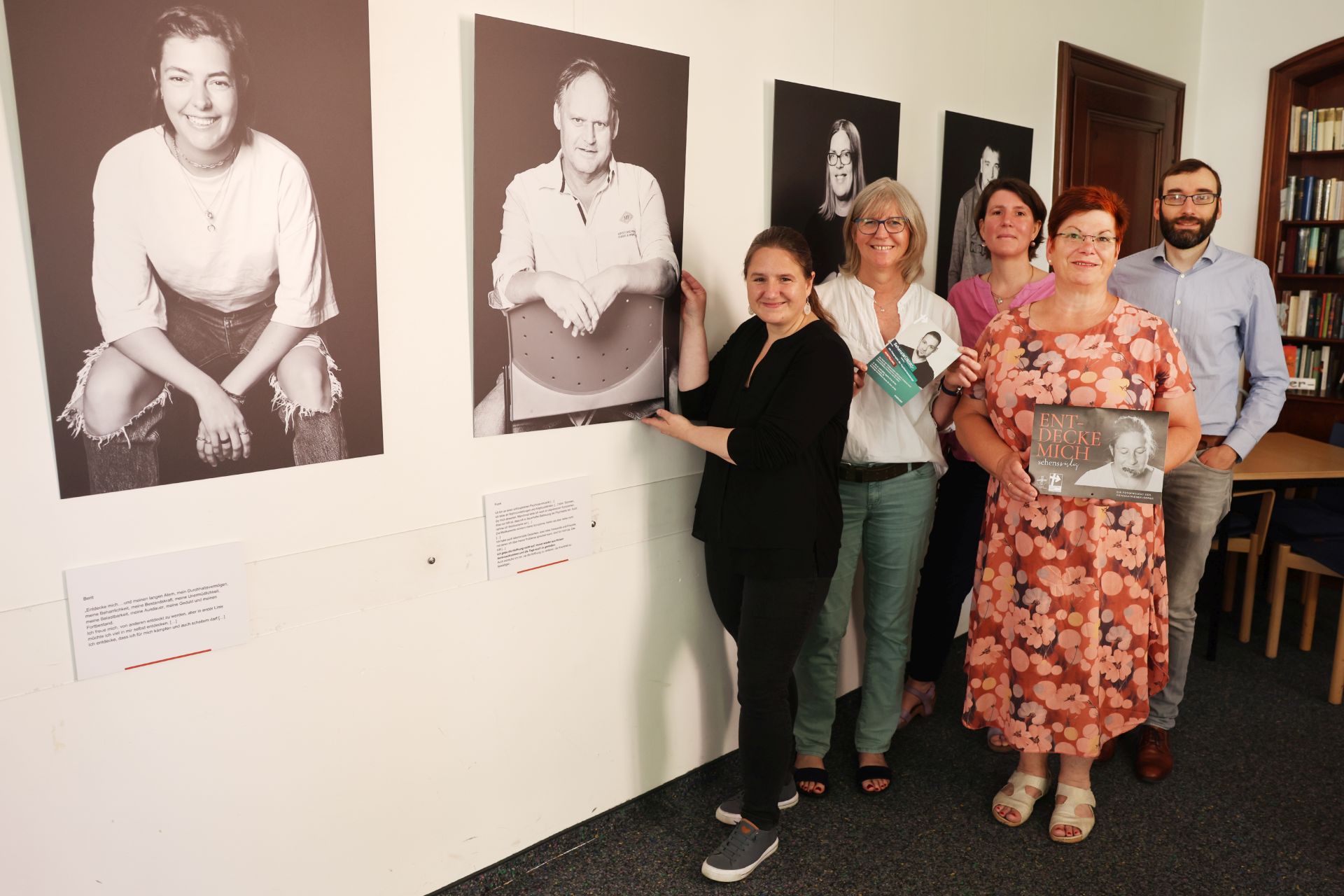 Freuen sich auf viele Besucher der Ausstellung 'SehensWÜRDIG': Fotografin Gabi Mladenovic (v.l.), Caroline Braun, Anne Mahr, Sabine Mevissen und Patrick Philipp