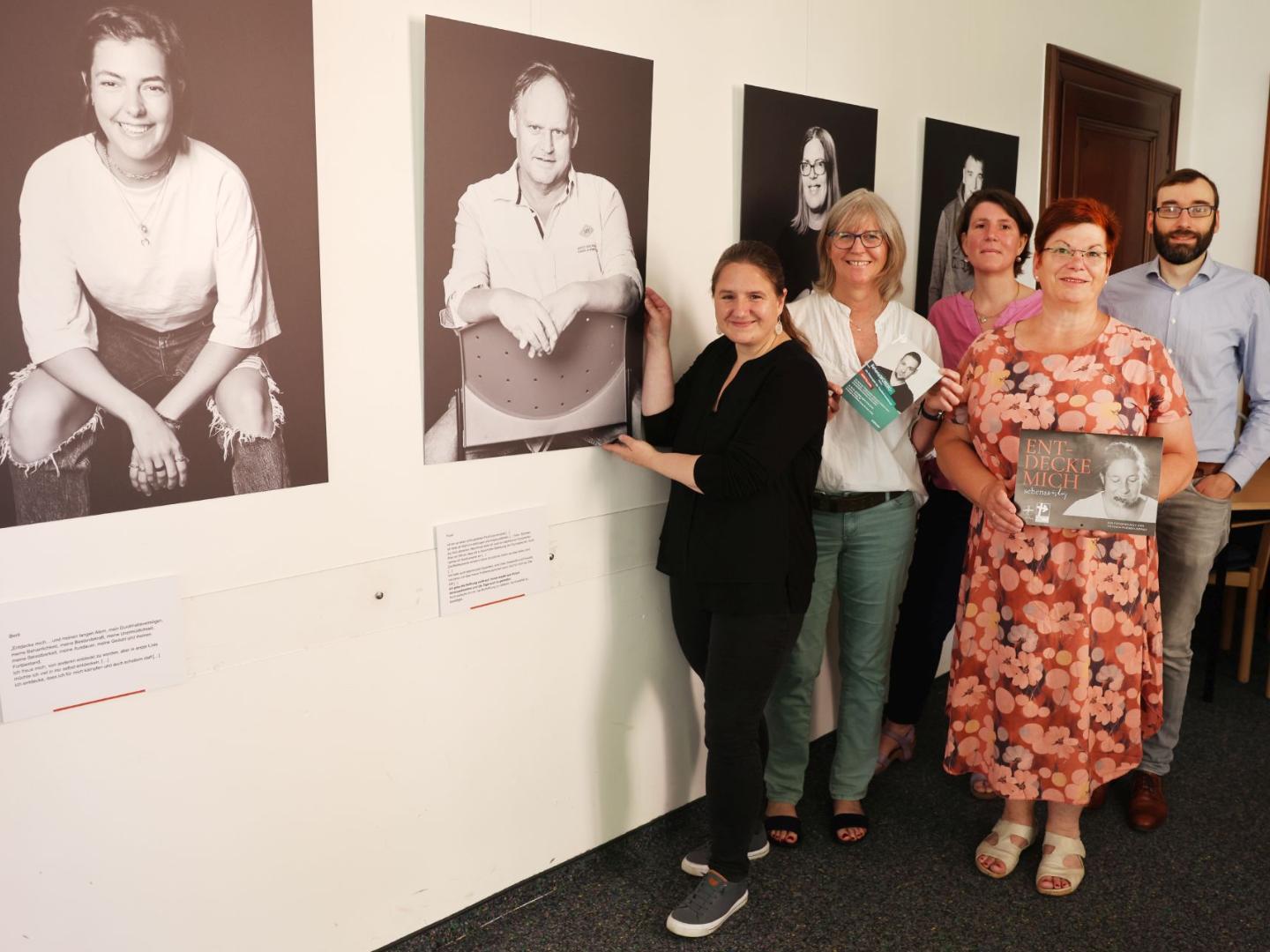 Freuen sich auf viele Besucher der Ausstellung 'SehensWÜRDIG': Fotografin Gabi Mladenovic (v.l.), Caroline Braun, Anne Mahr, Sabine Mevissen und Patrick Philipp
